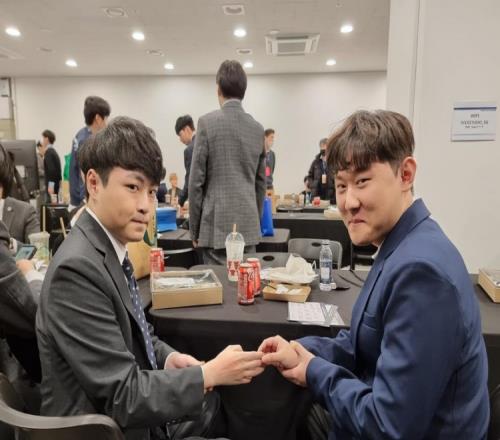 DK官推晒照：聊得很开心的Showmaker和Pyosik