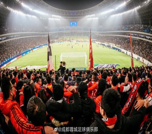成都凤凰山球场只开放50%看台,现场球迷:比看世界杯还过瘾!