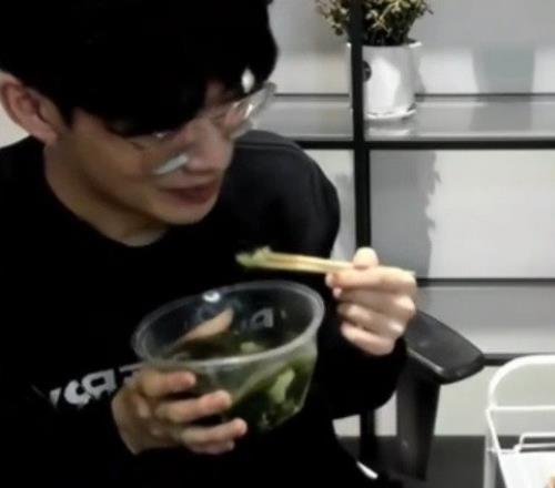 队友在干嘛？TheShy：出去了吧 一般这个时候出去只有找女朋友吧