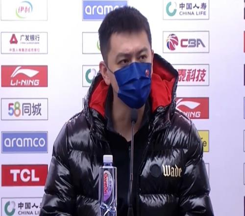 杨鸣：大家都在帮郭艾伦进行恢复 现在出现问题是很正常的
