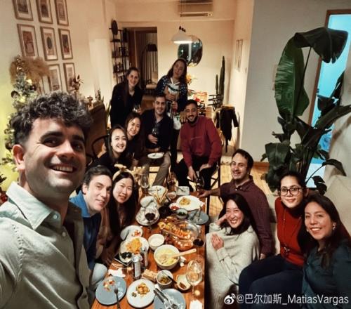 巴尔加斯社媒晒与朋友聚会的照片,并配文:Merry Christmas