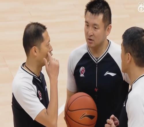 冲突时切走镜头!杨毅表达不满:我们想知道发生了什么!