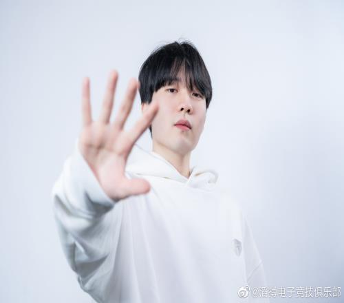 Rookie:TES怎么不整一个送餐机器人啊