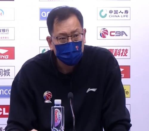 辽宁助教:韩德君受伤了 剩下的内线都比较年轻 进攻上出现了问题