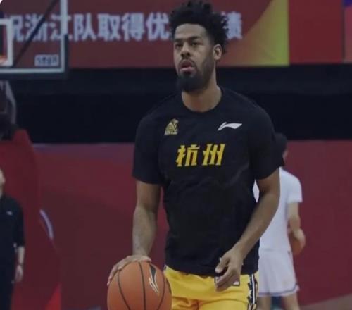 持续低迷!奎因-库克半场3投0中 仅靠罚球得到2分!