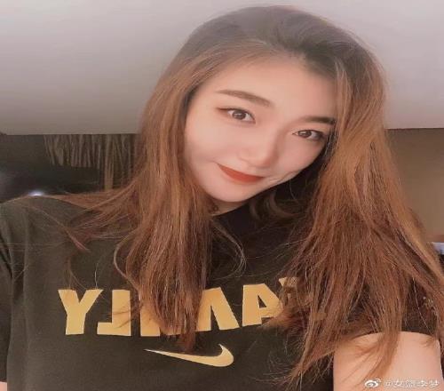 李梦晒个人美照:没有比赛的日子 大家有没有想我呀