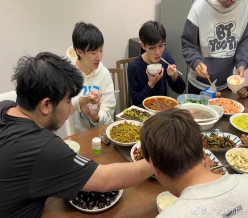 UP分享选手干饭照：饭饭饭！