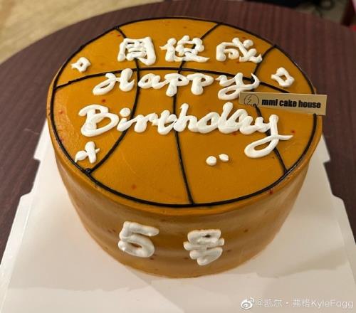 关系融洽!弗格:祝小兄弟俊成生日快乐 蛋糕很贵 等会把账单发你