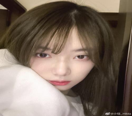 主持小钰晒照：刘海又长长了惹