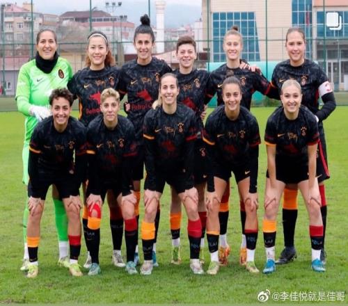 李佳悦迎来代表加拉塔萨雷女足首秀,社媒晒首发合影庆祝