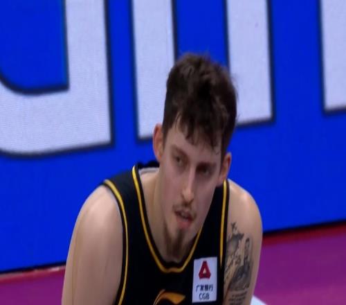 高效输出!威尔哲半场11中7拿到17分5篮板