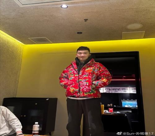 孙铭徽晒自己身穿大红棉袄的照片:那句话咋说的 双手插兜