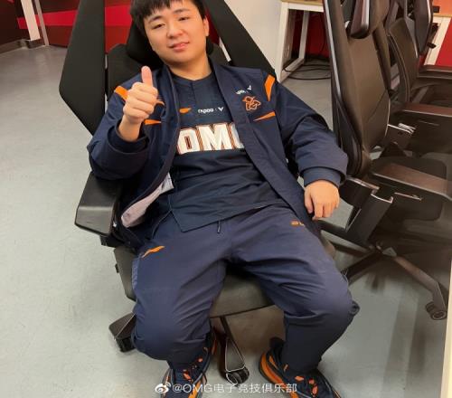 OMG官方发布shanji身着新队服照:穿上新队服的第一战