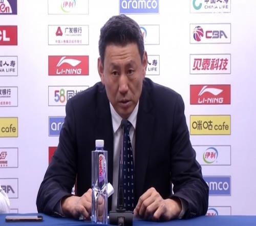李楠谈输球：丢了太多的后场篮板&得分困难 有两位球员确诊肺炎