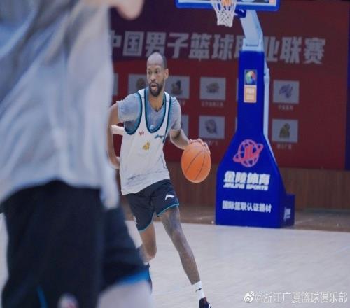 好久不见!广厦官博晒球队外援卡明斯回归训练照
