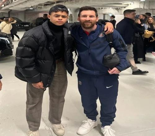 这下不拘谨了！梅西赛后与男球迷亲切合影