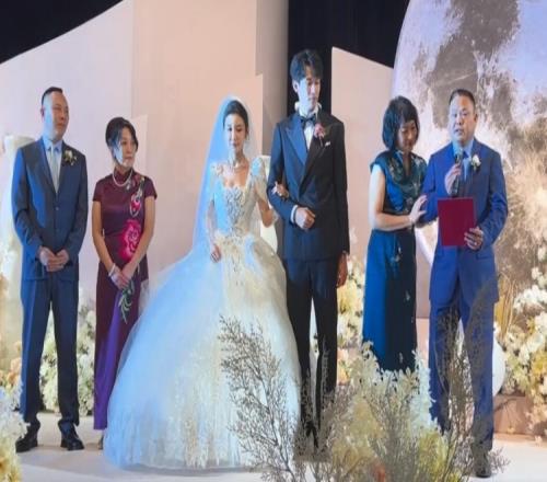 前国脚谢育新寄语儿子谢维军新婚：拿什么冠军，都比不上今天高兴