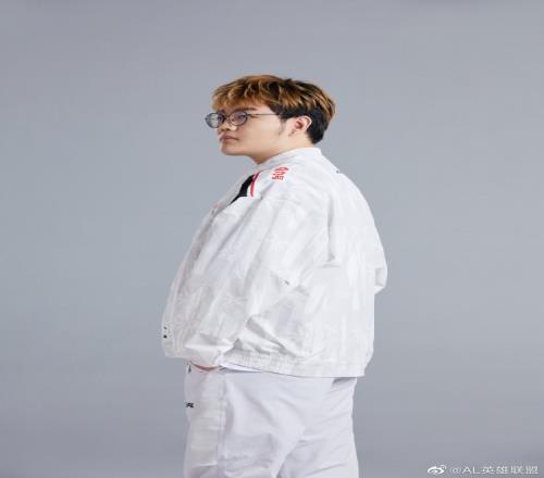 AL官博发布新队服定妆照:定妆照Part1来啦