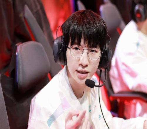 刀尖起舞洗心革面！ELK新赛季首局尽力 后期爆C难救队伍
