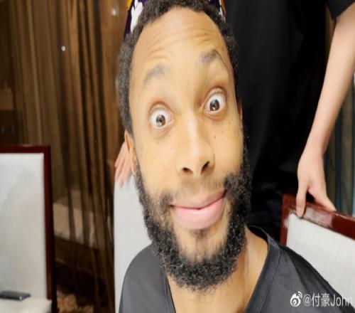 付豪晒出弗格搞怪照:提前半个月祝弗格生日快乐
