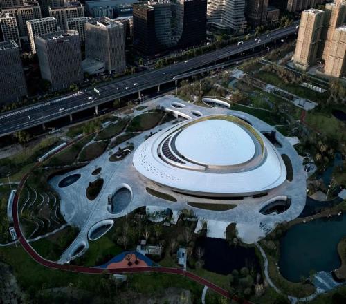 杭州亚运会电竞场馆多角度图集一览：动感流畅的银色建筑