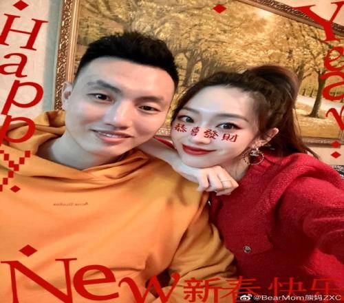 翟晓川晒与妻子合照：祝大家新年快乐 身体健康 一定成