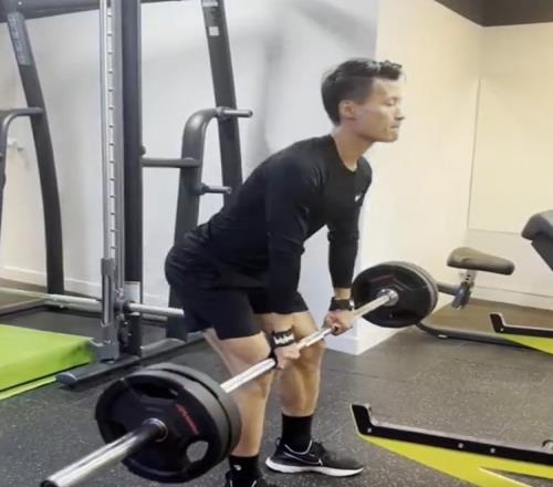 过年期间仍加练!林良铭晒健身房训练视频:冬训