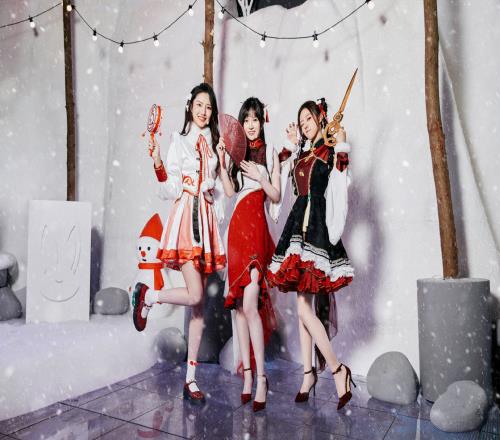 LOL手游官博：女主持cosplay女警、格温、萨勒芬妮