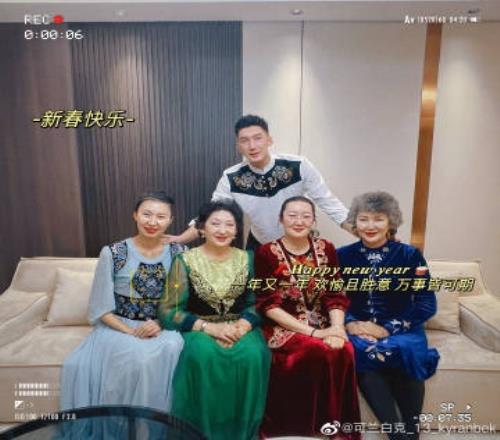 可兰白克更博晒全家福:时隔13年 对我这个家最有意义的一次春节