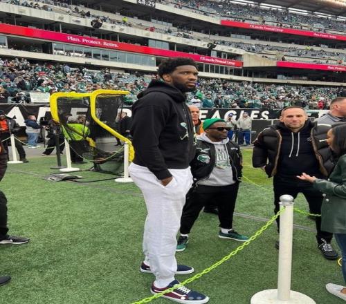 身高差异巨大！恩比德晒与凯文-哈特合照：父子二人去看了NFL