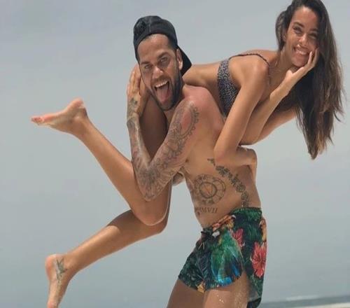 ↩️180°转向!奥莱报:阿尔维斯妻子提出离婚,此前曾声援丈夫