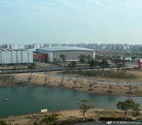 王哲林更博晒集训基地照：报到了 空气不错 开始努力训练