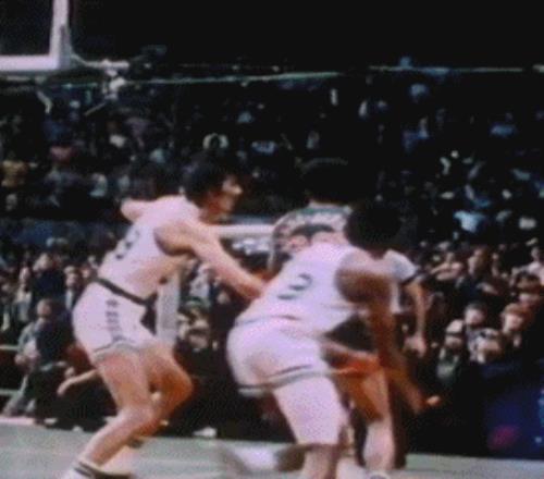 官方预热！NBA官推赛前晒詹姆斯&贾巴尔生涯勾手进球视频对比