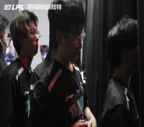 LPL选手赛后花絮：一直和HOYA贴贴的yaoyao