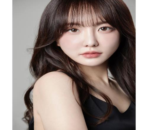 LCK女主持咸艺珍晒照:看看新拍的定妆照~