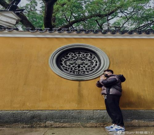 愿一切顺利!孙铭徽更博晒祈福照:2023 新的开始