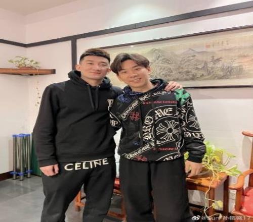 两位帅哥!孙铭徽更博晒与前队友冯欣合影:情人节快乐