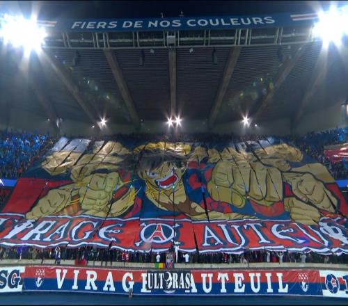 老二次元了！巴黎主场打出巨型海贼王tifo