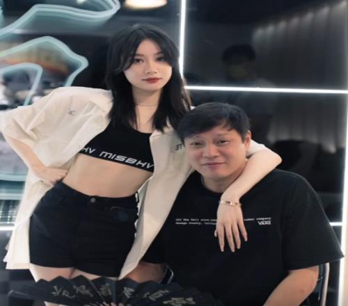 大将军之女!范志毅女儿范斯晶,复旦高材生&曾与余霜同拍写真