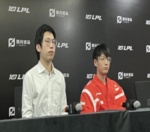 WE赛后群访 教练：每个人都有差距，包括教练
