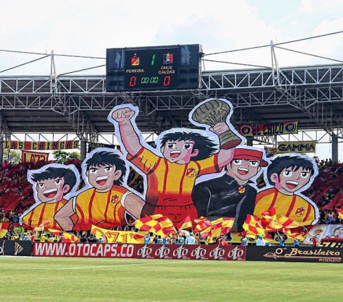 什么是国际巨星!哥伦比亚联赛看台出现巨幅足球小将TIFO