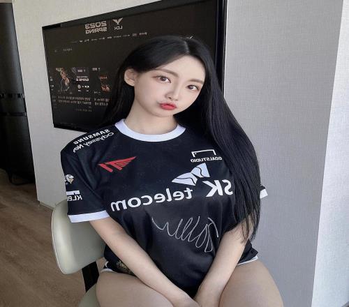 PUBG美女主持郭敏善晒照：感谢T1送来的Faker ID队服