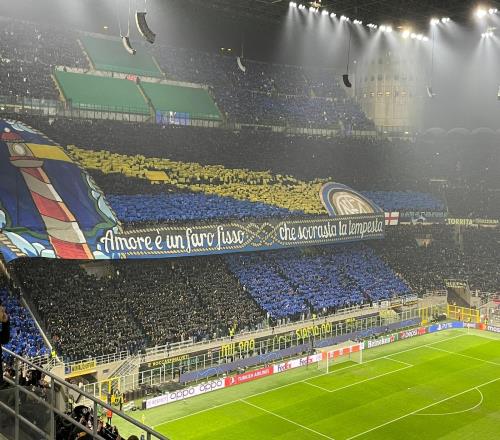 国米球迷打出巨型TIFO：爱是暴风雨中岿然不动的灯塔