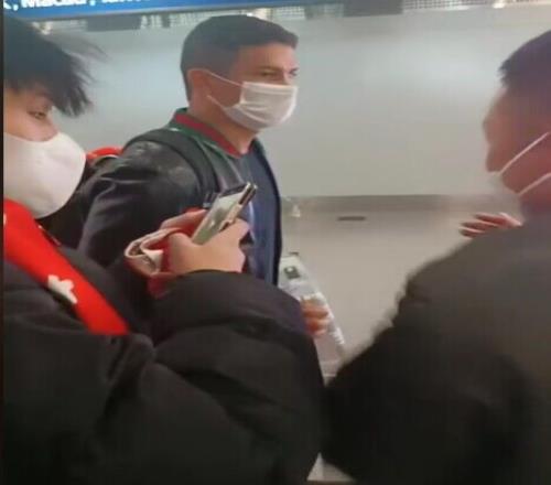 欢迎回归!艾克森今日抵达成都,在机场受到球迷热情欢迎