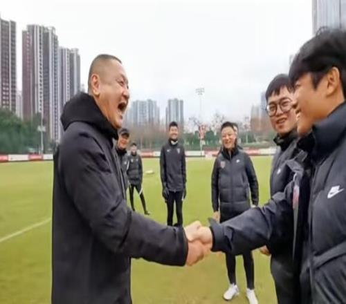 马明宇探班成都蓉城,调侃老对手徐正源:其实我非常讨厌你