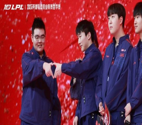 JDG赛后花絮：一起碰拳的中上，成为辅助猫爬架的369