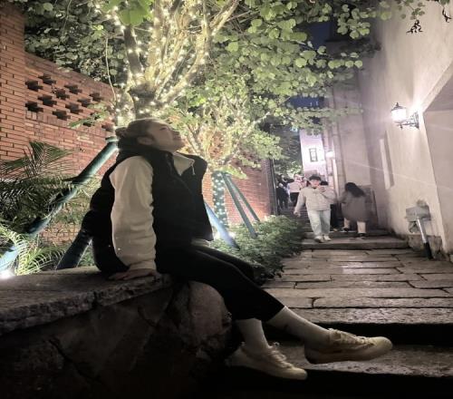 李梦晒个人美照:内心强大的人 往往无惧风雨