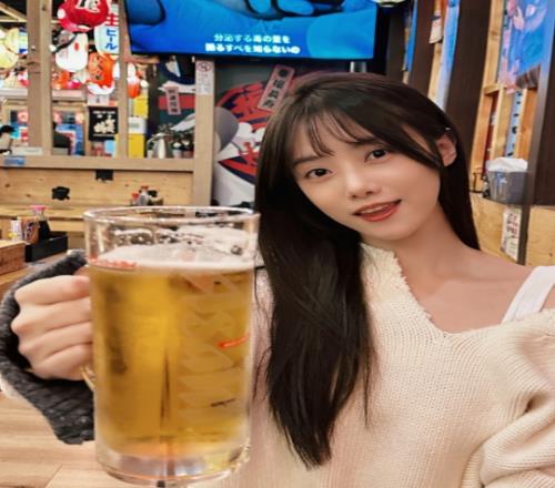 主持小钰晒照:要喝一杯吗?
