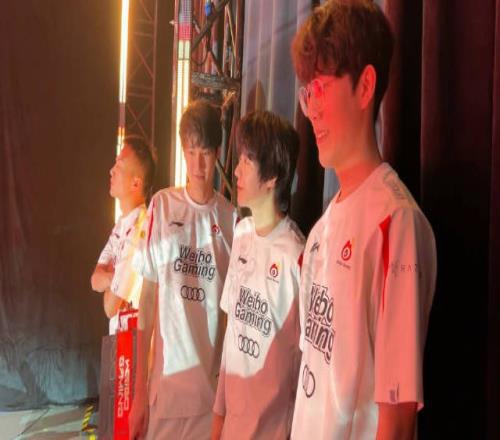WBG赛后花絮：上野辅摇摇乐 Light一人独自高冷