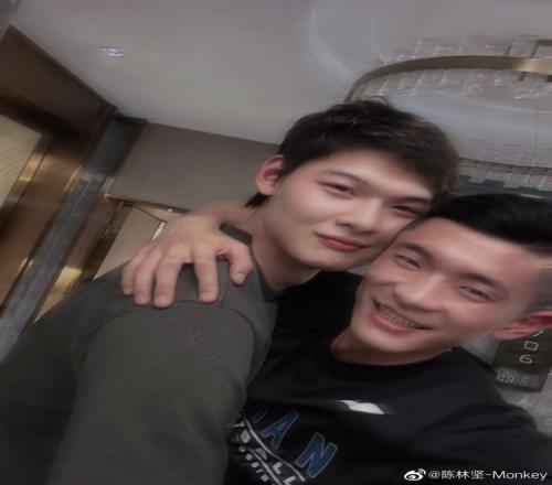 陈林坚晒亲密照回应王哲林昨日“示爱”：亲爱的王 欢迎回家